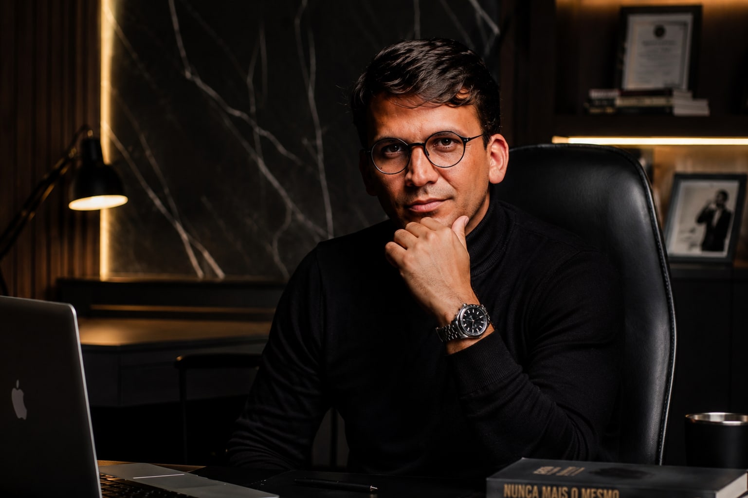 Dr. Murilo Safira em seu escritório, luz dramática, mármore escuro ao fundo.